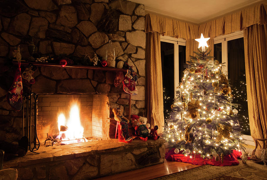 CHRISTMAS TREE & FIREPLACE